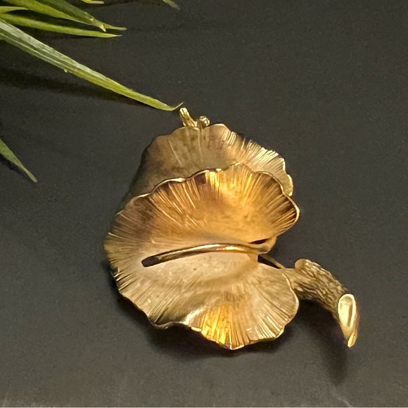 Vintage Signed Giovanni Textured Gold Tone Metal Double Leaf Brooch Pin - Picture 2 of 6